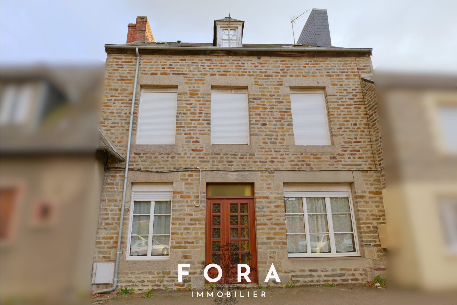 Maison familiale mitoyenne de 135 m² avec double garage, en centre-ville de Condé-en-Normandie !