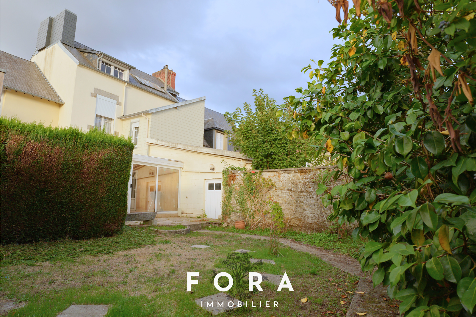 Maison familiale mitoyenne de 135 m² avec double garage, en centre-ville de Condé-en-Normandie !